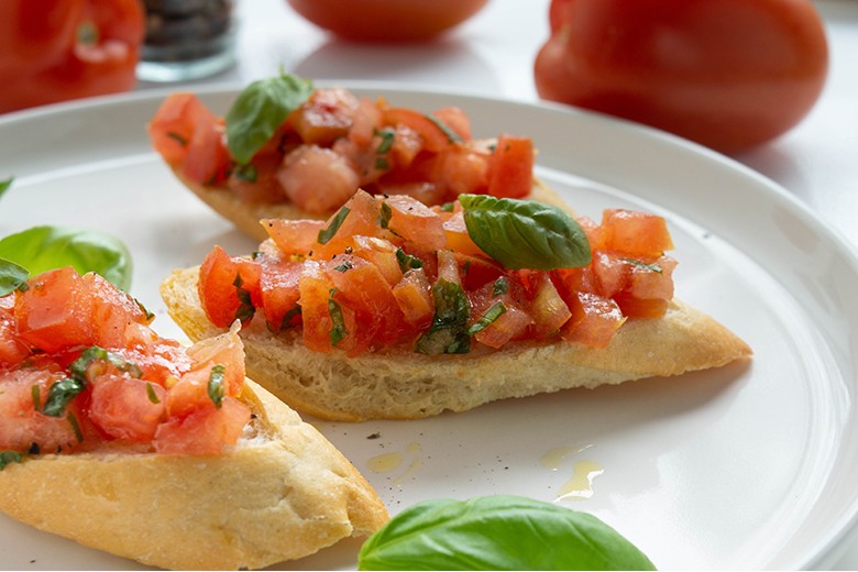 Bruschetta mit Basilikum und Tomate