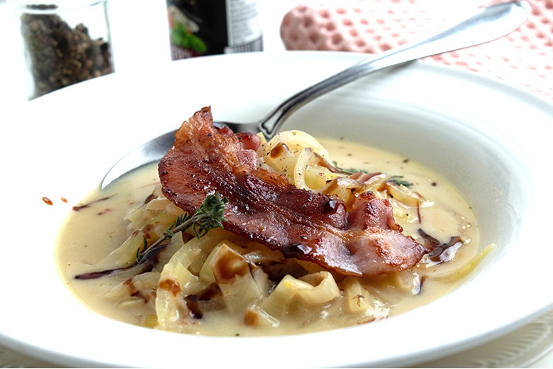 Apfel-Zwiebel-Suppe mit Speck