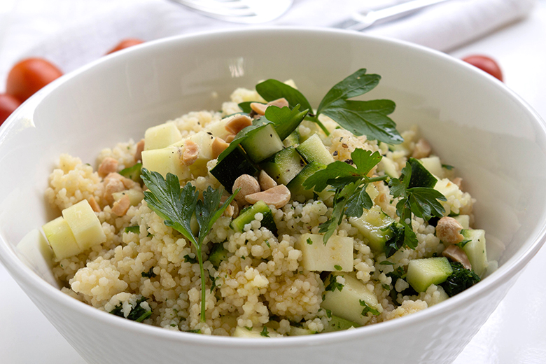 Couscous-Salat mit Zucchini und Erdnüssen
