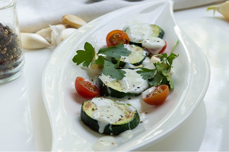 Zucchinischeiben mit Knoblauch-Käse-Sauce