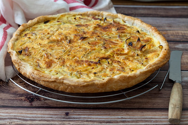 Zwiebelkuchen mit Blätterteig