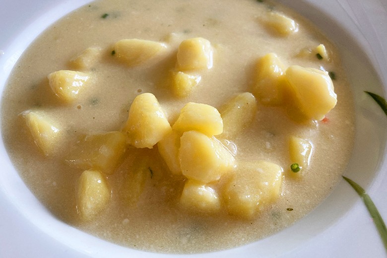 Suppe mit saurer Sahne und Kartoffeln