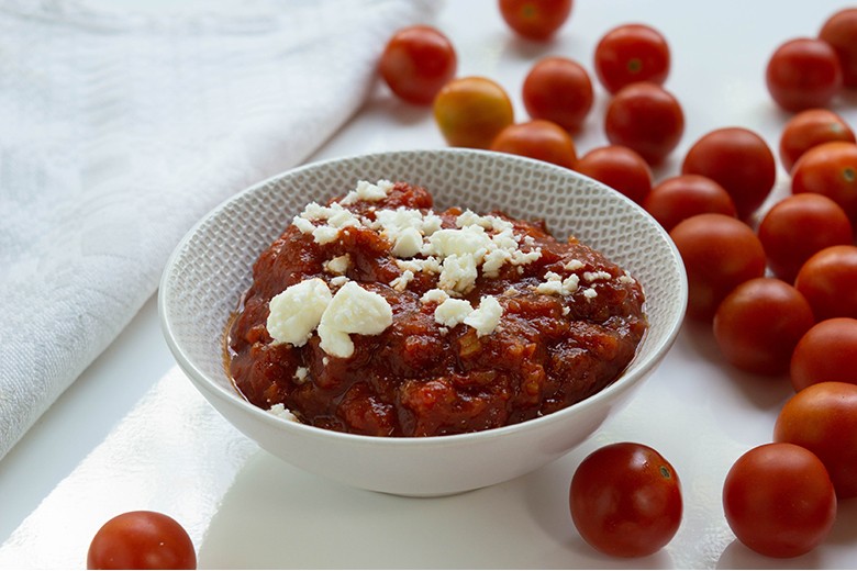 Tomaten-Feta-Sauce mit Zwiebeln
