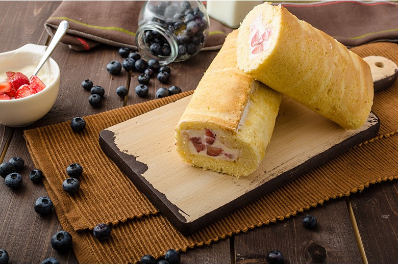 Biskuitrolle mit Sahne und Früchten