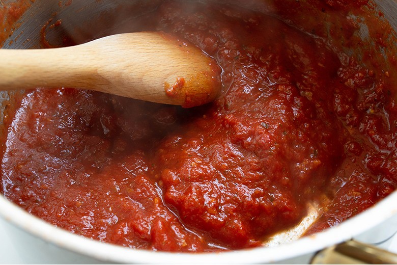 Würzige Tomatensauce für Pizza