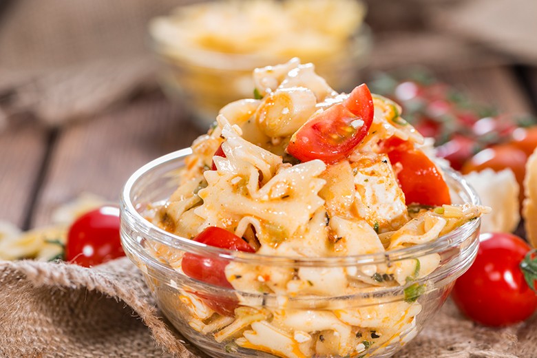 Nudelsalat mit Feta und Tomaten