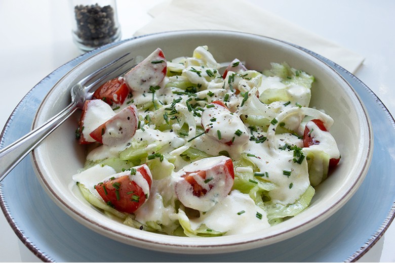 Tomaten-Gurken-Salat mit Joghurt-Dressing
