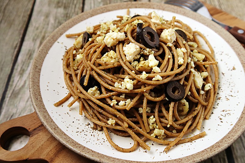 Vollkornnudeln mit Feta und Pesto