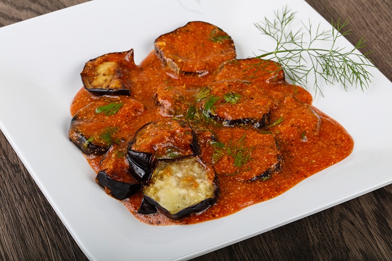 Auberginenscheiben in Tomatensauce