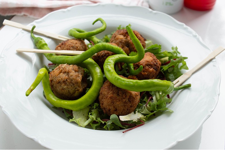 Hackbällchen auf Blattsalat