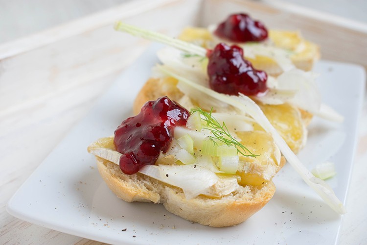 Camembert-Baguette mit Fenchel
