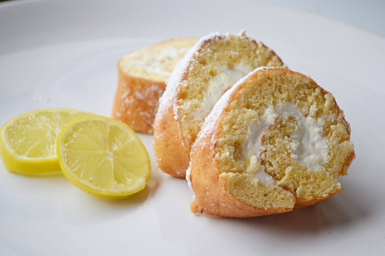 Biskuitrolle mit Zitronencreme