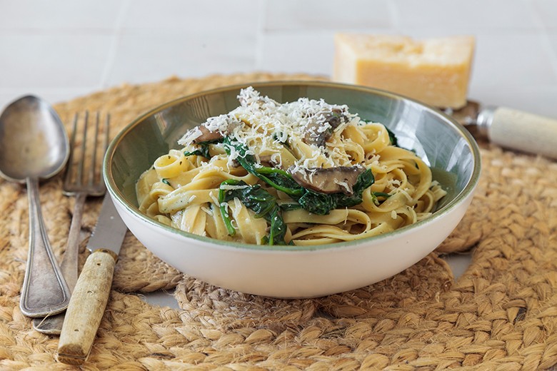 Zitronennudeln mit Champignons und Spinat