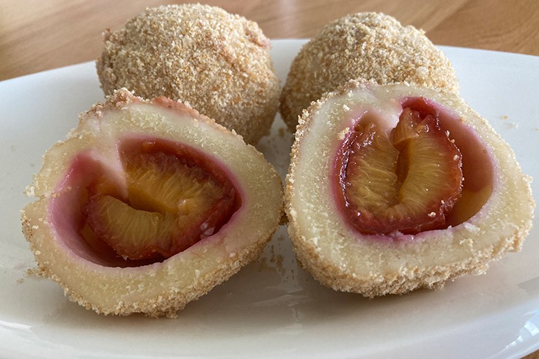 Einfache Zwetschgenknödel aus Quarkteig