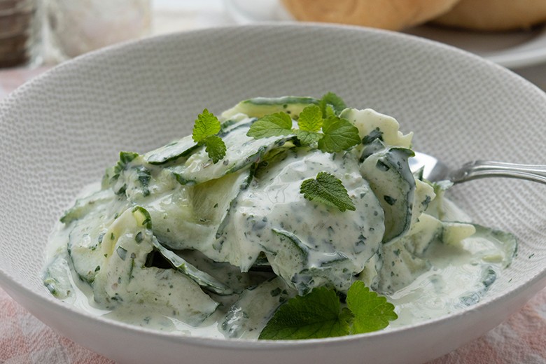 Gurkensalat mit Minze-Joghurt-Dressing