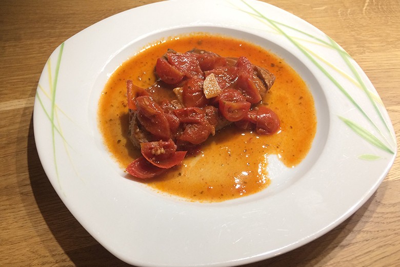 Koteletts mit Tomaten und Knoblauch