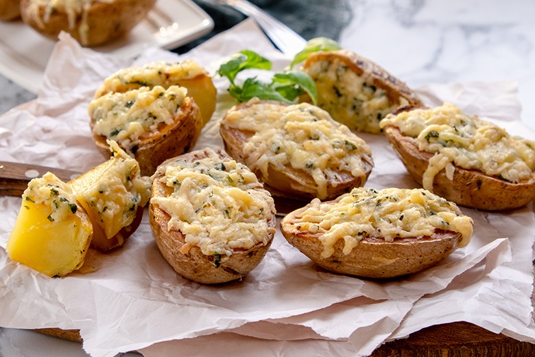 Kartoffeln mit Basilikum und Käse überbacken
