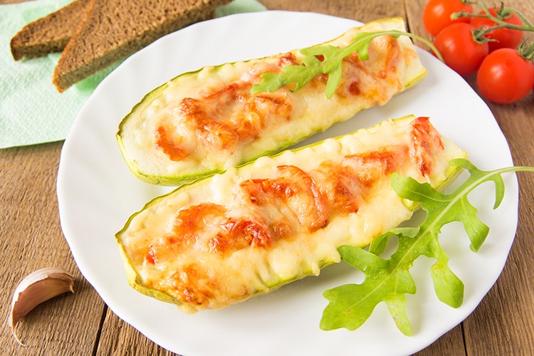 Zucchini mit Schafskäse gefüllt