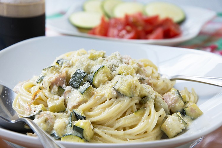 Spaghetti mit Zucchini-Schinken-Sauce