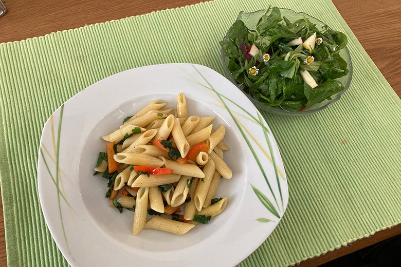 Bärlauchnudeln mit buntem Salat