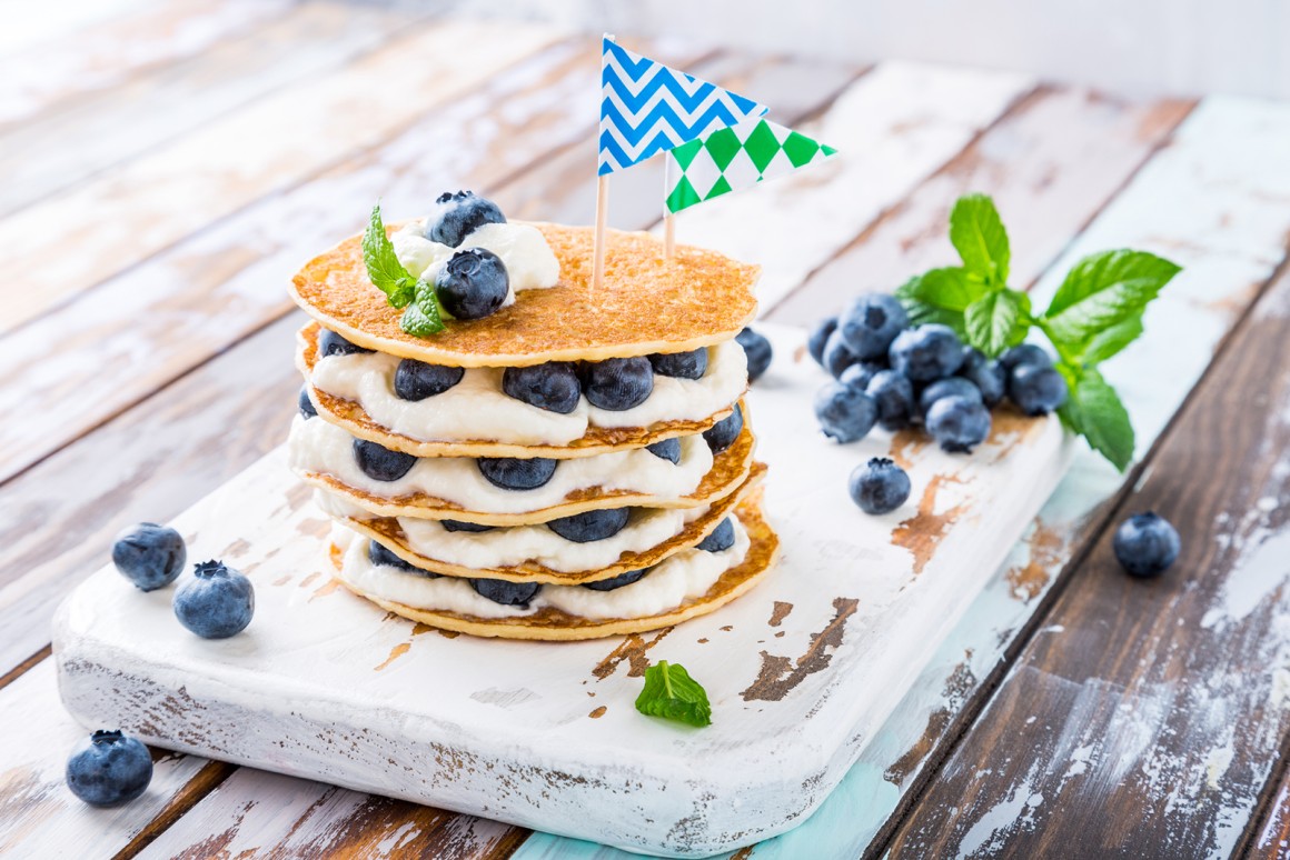 Pfannkuchenturm mit Beeren und Quarkcreme Rezept