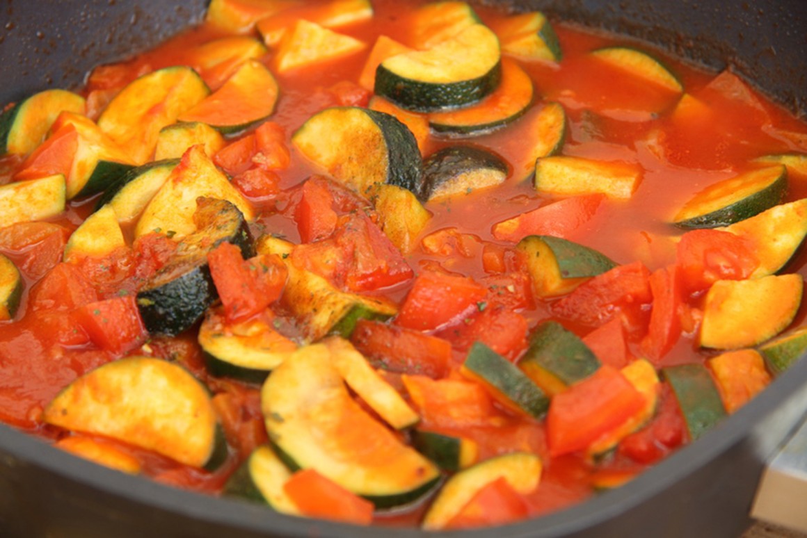 Einfaches Zucchini Gemüse mit Tomaten - Rezept