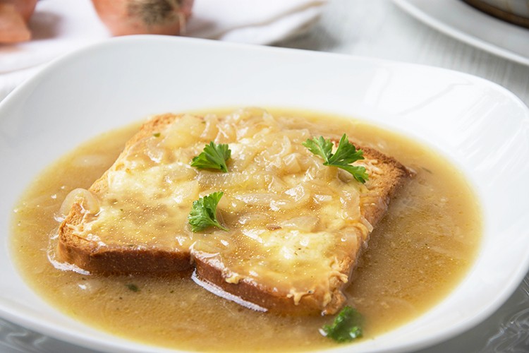 Zwiebelsuppe nach französischer Art