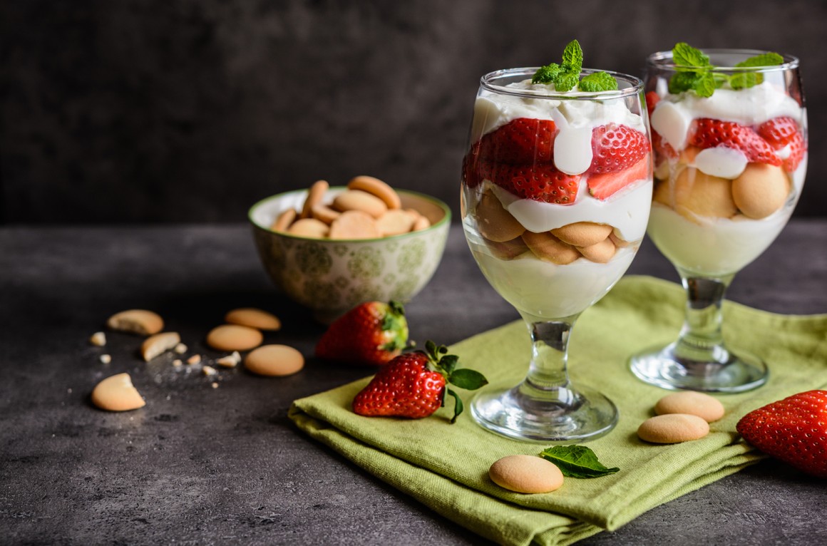 Erdbeertiramisu mit Orangenkeksen