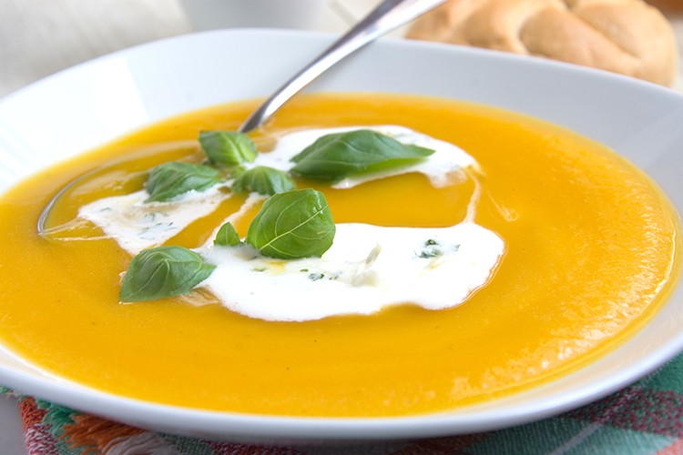 Tomaten-Kürbissuppe mit Basilikumsahne