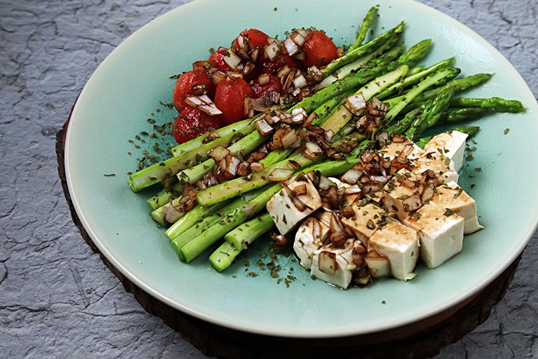 Gebratener Spargel mit Tomaten und Balsamicomarinade