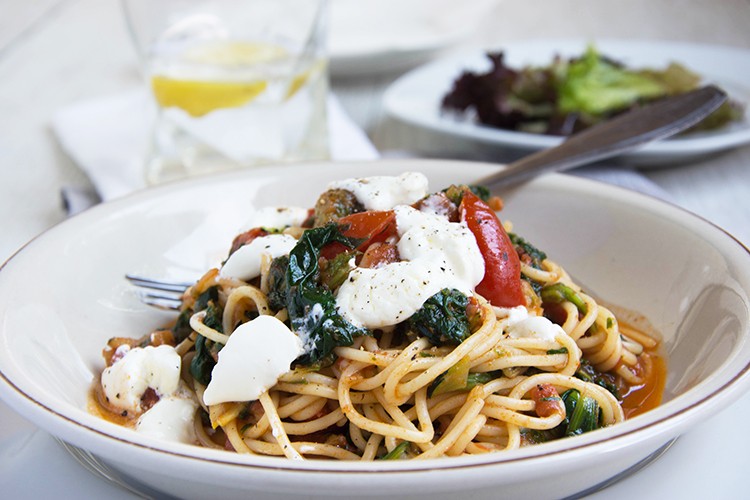 Spaghetti mit Spinat, Schafkäse und Tomaten