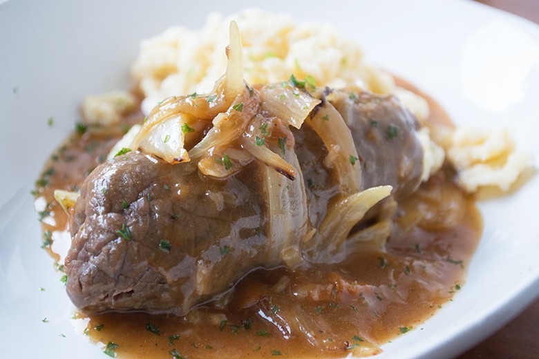Rindsrouladen in Zwiebelsauce