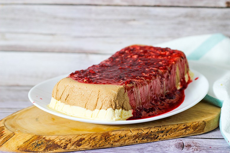 Terrine mit Schokomousse und Himbeersauce