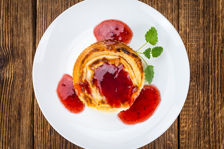 Quark-Holundertörtchen mit Himbeersauce