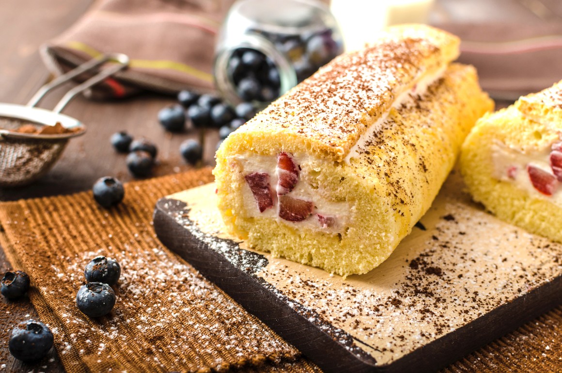Sahnerolle mit Erdbeeren