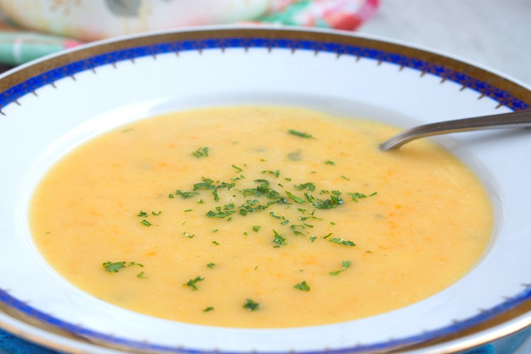 Cremesuppe mit Wurzelwerk
