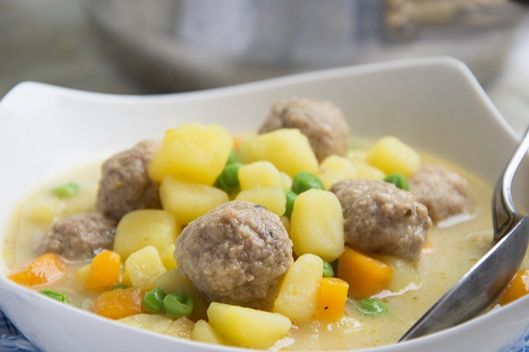 Käsesuppe mit Fleischbällchen