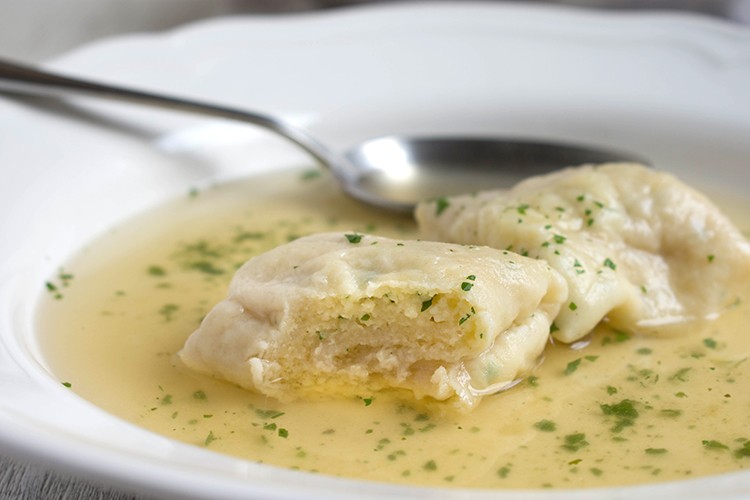 Suppe mit Grießstrudel
