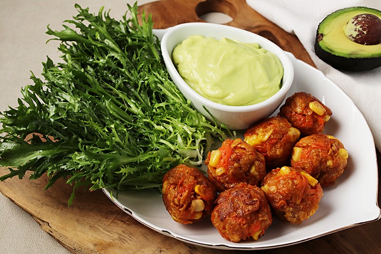 Maisbälle mit Avocadosauce