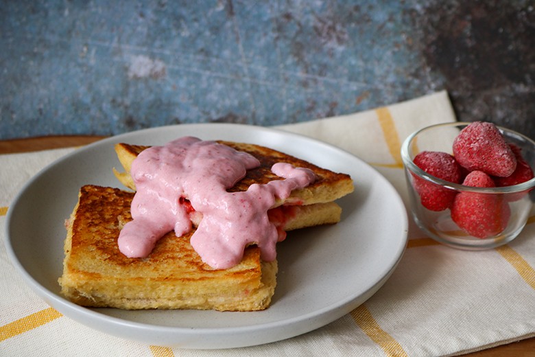 Gefüllte Weißbrotschnitten mit Erdbeeren