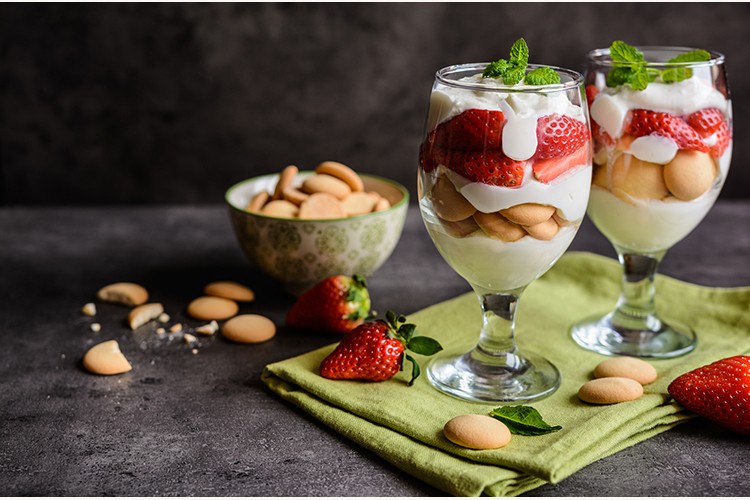 Erdbeertiramisu mit Orangenkeksen