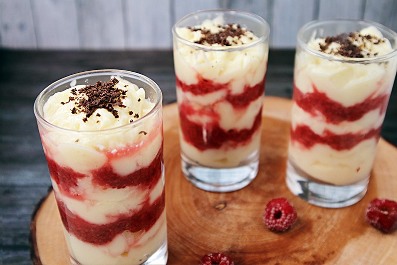 Zitronencreme mit Buttermilch und Himbeeren