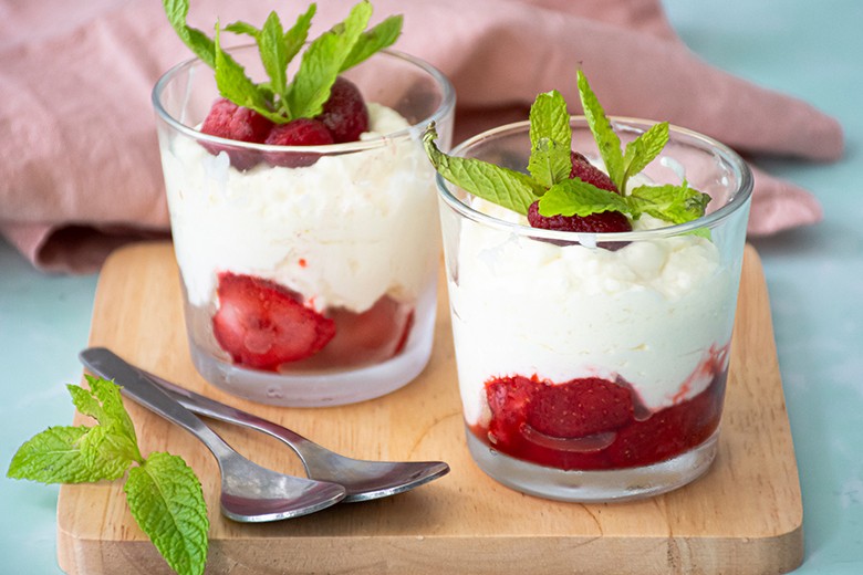 Quarkmousse auf Erdbeeren