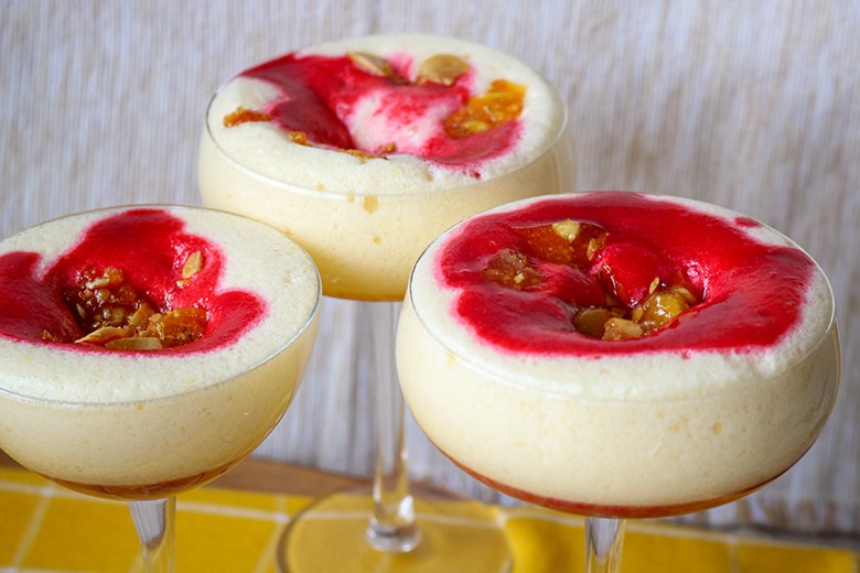 Zabaione mit Mandelkrokant und Kirschsoße