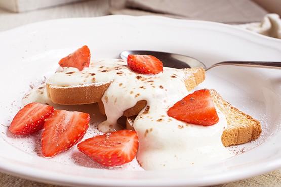 Dickmilch mit Zwieback und Erdbeeren