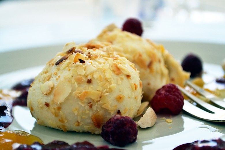 Marillenknödel auf Himbeersauce