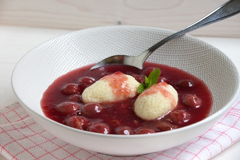Grießklöße in kalter Kirschsuppe