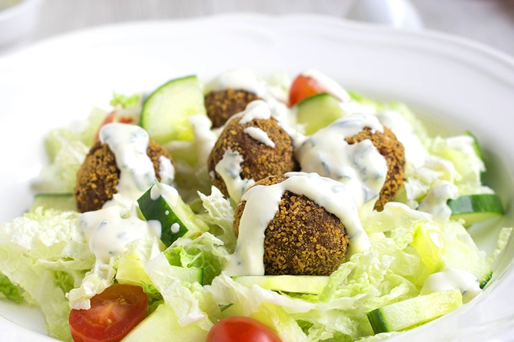 Hackbällchen auf Spitzkohlsalat