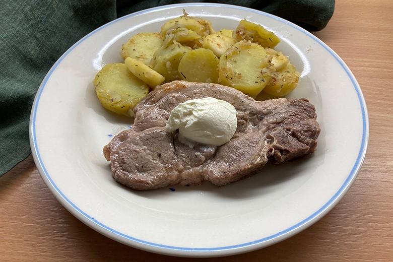 Kotelett mit Kartoffeln und Äpfeln
