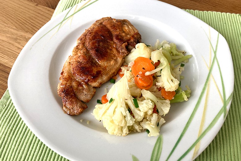 Schweinekoteletts mit Blumenkohl-Möhren-Gemüse